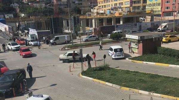 zonguldakta-akilalmaz-olay-arabayi-uzerine-surdu-1632924006796.jpg Zonguldak’ta akılalmaz olay! Arabayı üzerine sürdü - 3
