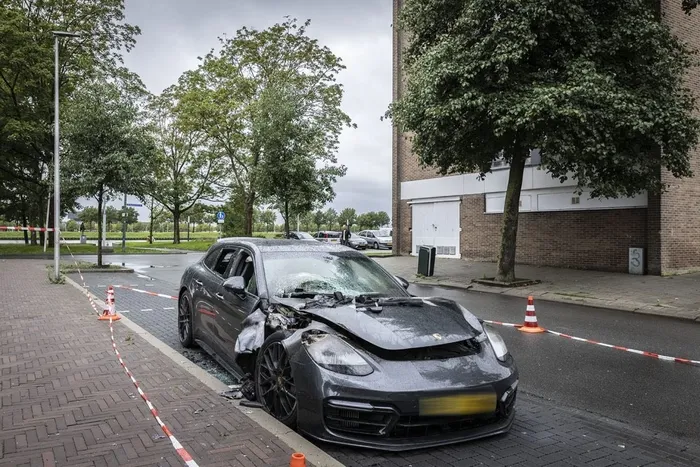 Ajaxlı futbolcu Mohamed Ihattaren’in Porsche marka lüks aracı yandı