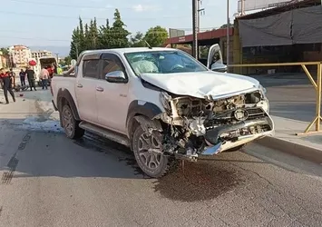 Trafik kazası yeni evli çiftleri birbirinden ayırdı