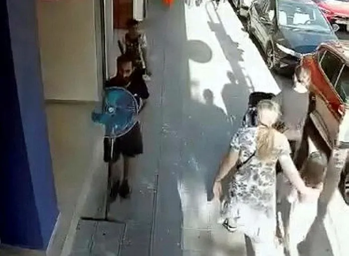 1719563924114.jpeg Dükkan önünden vantilatör çaldılar! Görüntüler yayınlanınca pişman olup özür dilediler - 1