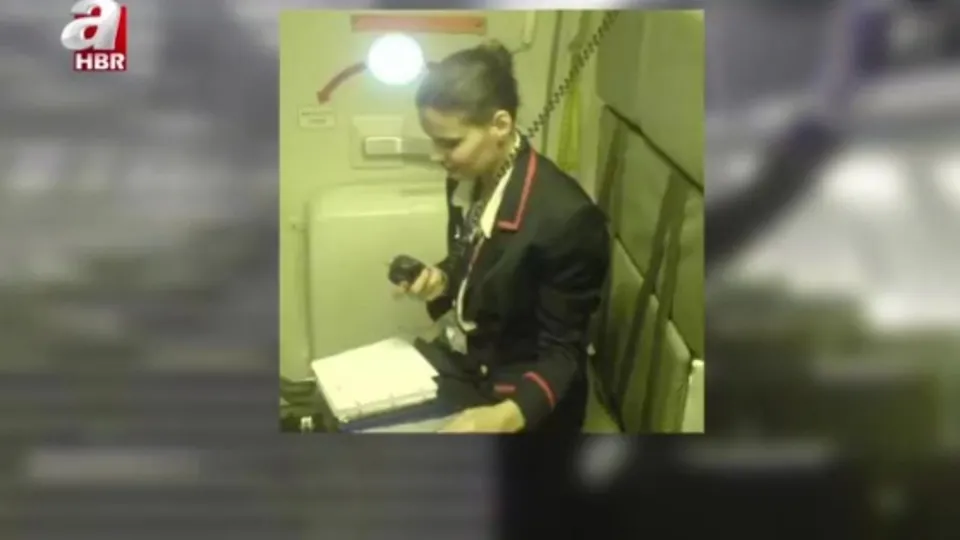 Uçaktaki Yunan kabin memuru kim?