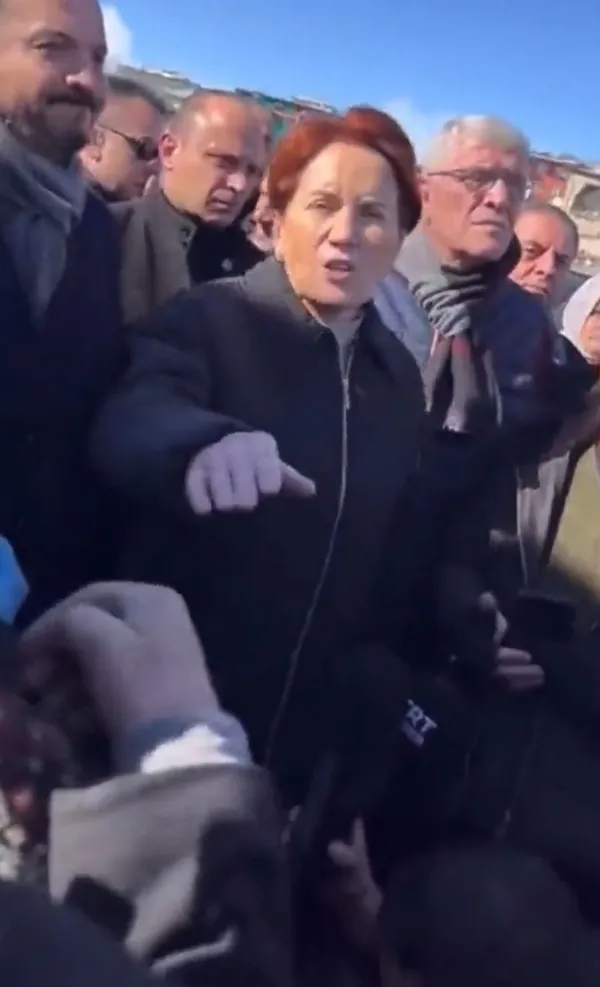 Enkaz başında ’İYİ’ tiyatro! Parti rozetiyle Akşener’e devleti kötüledi! Diğer depremzedeler tepki gösterdi: Manipülasyon yapıyorsun