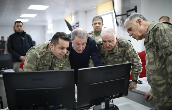 Bakan Akar ve TSK komuta kademesi Suriye sınırında!