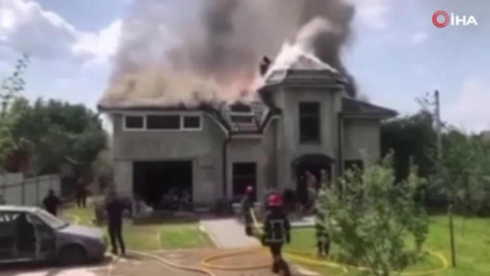 Ukrayna’da uçak evin çatısına düştü: 4 ölü