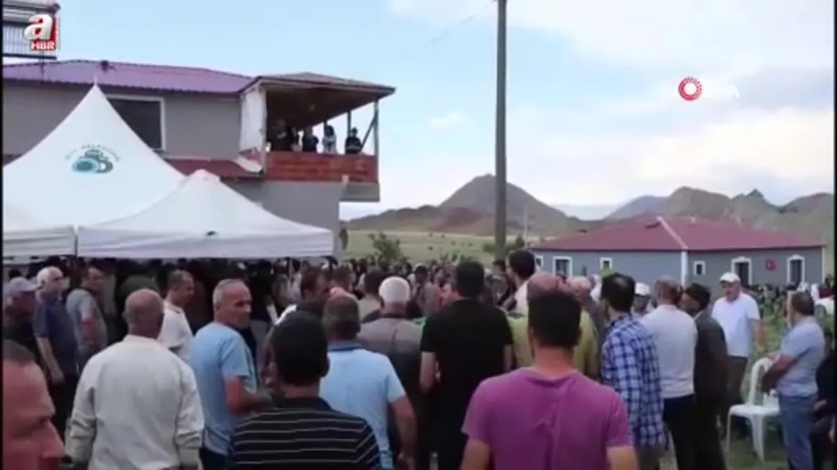 Göçük altına kalarak hayatını kaybeden 3 işçi gözyaşları arasında toprağa veriliyor