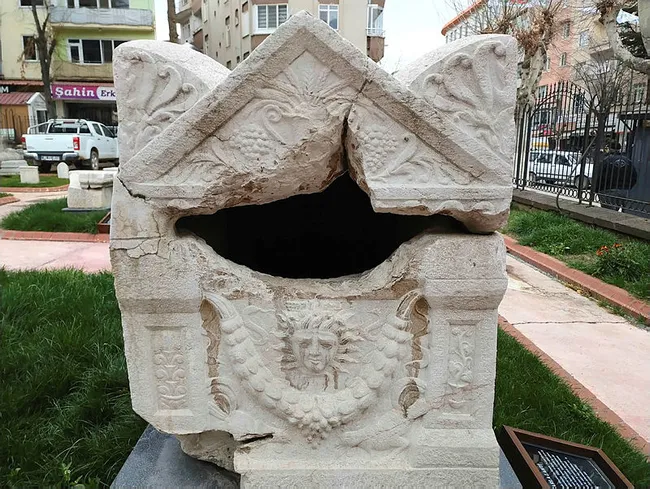 Amasya'da Medusa kabartması ile beddua yazan lahiti uyarılara rağmen soymuşlar! - 7