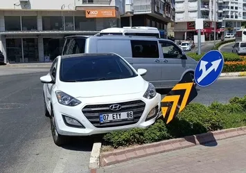 Kavşak sisteminde otomobiller çarpıştı