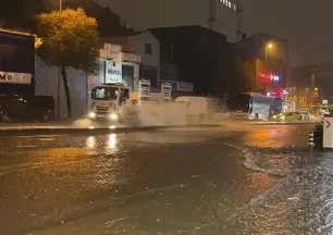 İstanbul sağanak yağışa teslim! Rögarlar taştı yolları su bastı!  İBB yine sınıfta kaldı