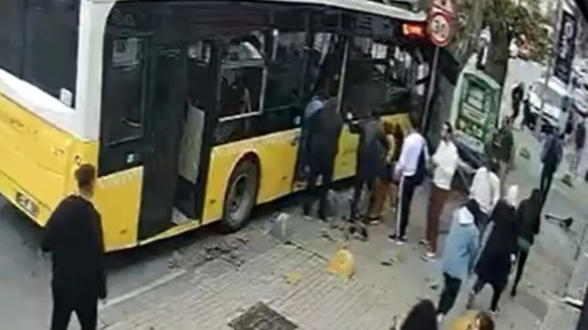 İETT otobüsü ağaca çarptı! Yaralılar var! İşte kaza anı...