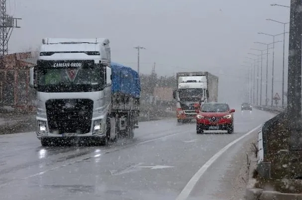 samsun-ankara-kara-yolunun-corum-kesiminde-kar-ulasimi-zorlastirdi-1646227187476.jpg Samsun-Ankara kara yolunun Çorum kesiminde kar ulaşımı zorlaştırdı - 2