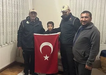 Kayseri'de 12 yaşındaki bayrak hassasiyeti takdir topladı