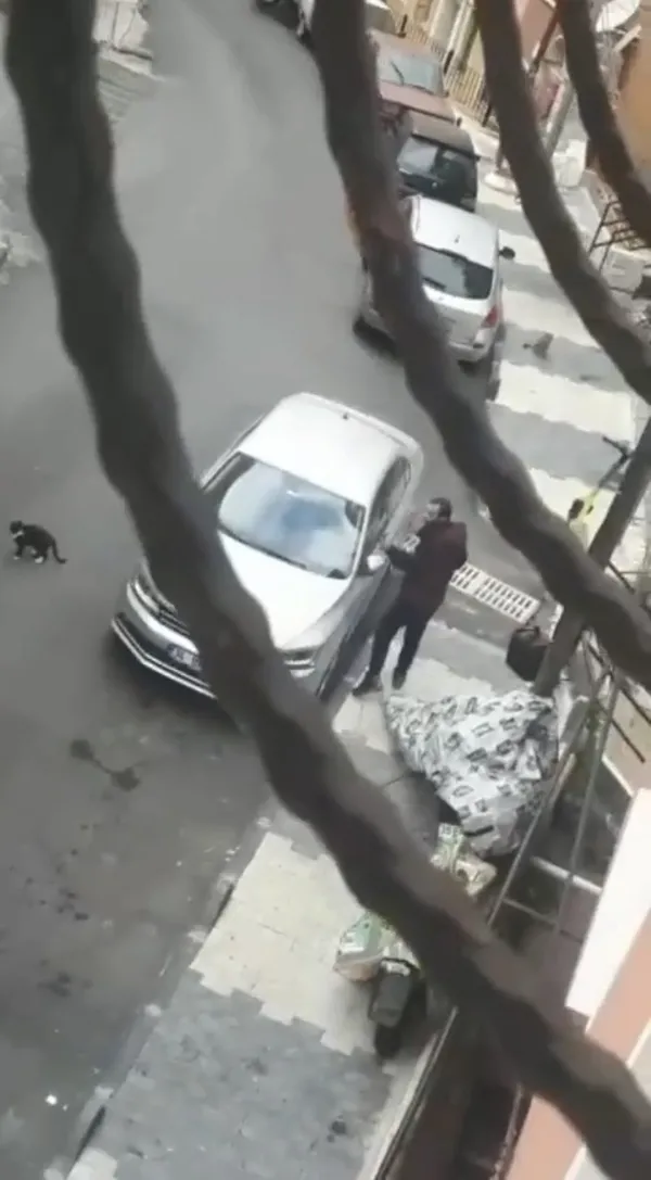 istanbulda-akilalmaz-olay-hirsizlik-yaparken-yakalandi-piskinligi-pes-dedirtti-1668582883601.jpg İstanbul’da akılalmaz olay! Hırsızlık yaparken yakalandı pişkinliği pes dedirtti - 2