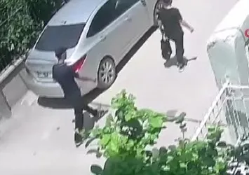 Adana'da kapkaça anı kamerada