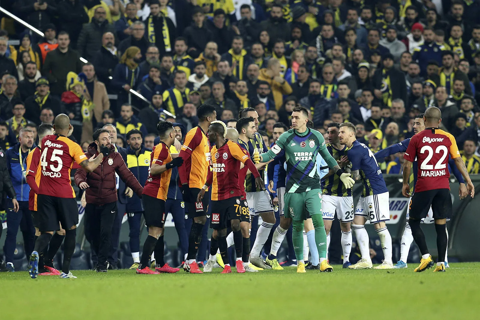 Fenerbahçe - Galatasaray derbisinde kırmızı kartlar havada uçuştu