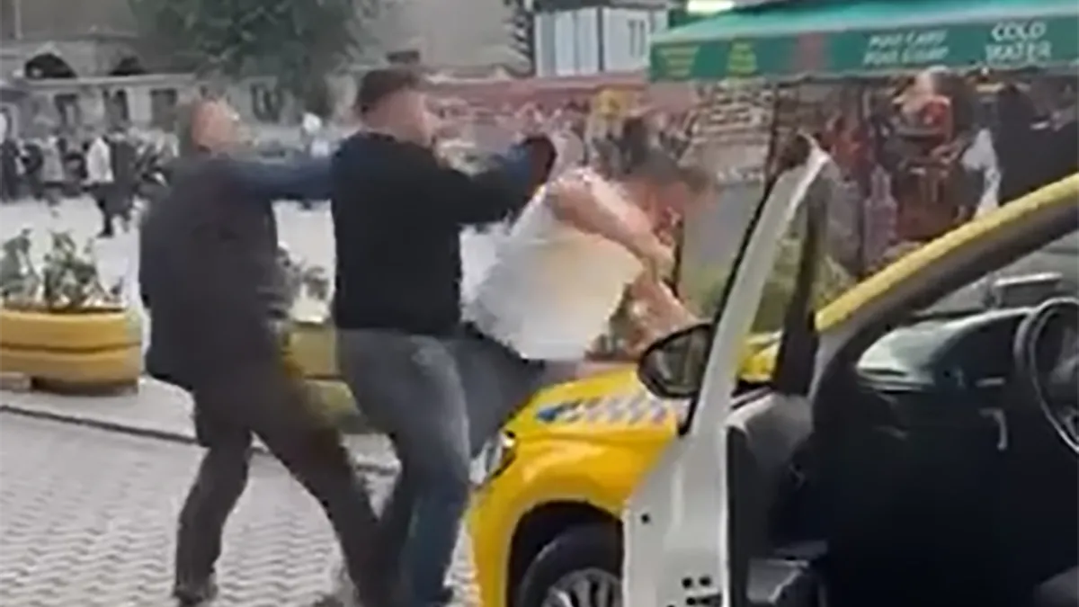 Taksicilerin 'yolcu alma' kavgasında yumruklar konuştu! O anlar kamerada