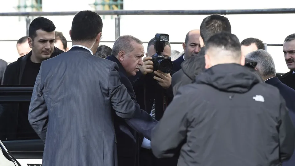 Başkan Erdoğan ile Binali Yıldırım Hz. Ali Camii'nde namaz kıldılar