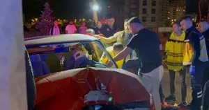 Kaza yapan sürücü aydınlatma direğine çarptı! 3 yaralı