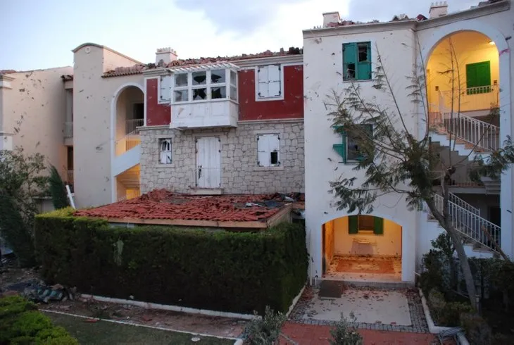 Son dakika: İzmir'de görülmemiş felaket! Hortum araçları 10 metre havaya kaldırıp binaların üzerinden savurdu