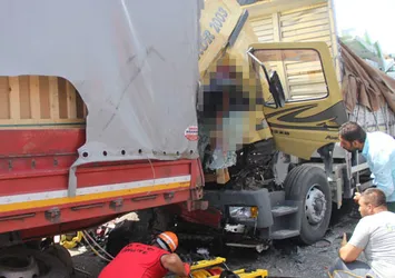 Bolu'da kamyon ile TIR çarpıştı! 1 ölü, 1 yaralı