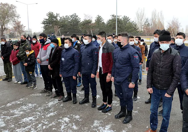 Babasının öldürdüğü anne ve iki kız kardeşinin cenazesine elinde kelepçeyle geldi