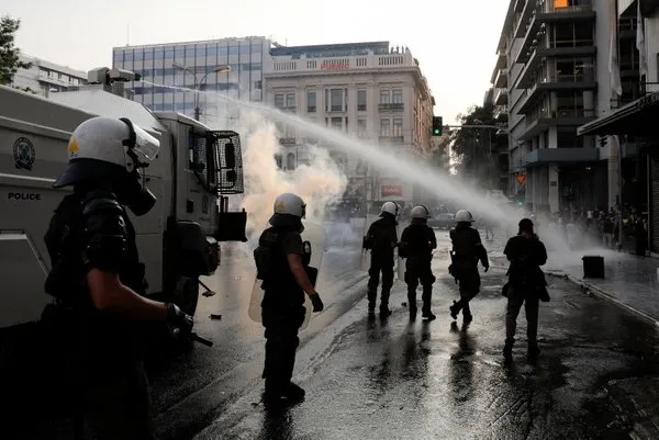 Son dakika: Yunanistan’da sokaklar savaş alanı gibi! Miçotakis hükümetine tepki yağıyor