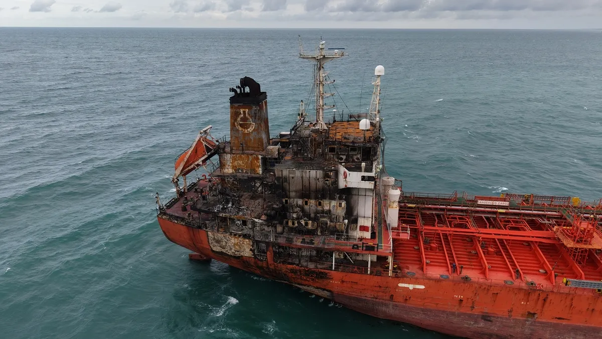 Karadeniz’de dron saldırısına uğrayan tanker karaya oturdu
