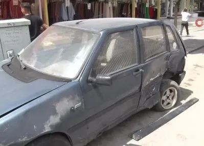 Minibüs park halindeki 4 otomobile çarptı