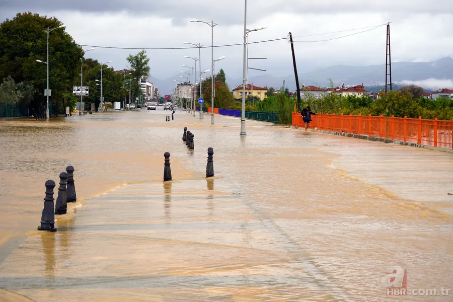 Muğla'da sağanak hayatı felç etti! Dalaman'da dere taştı, evler sular altında kaldı 1