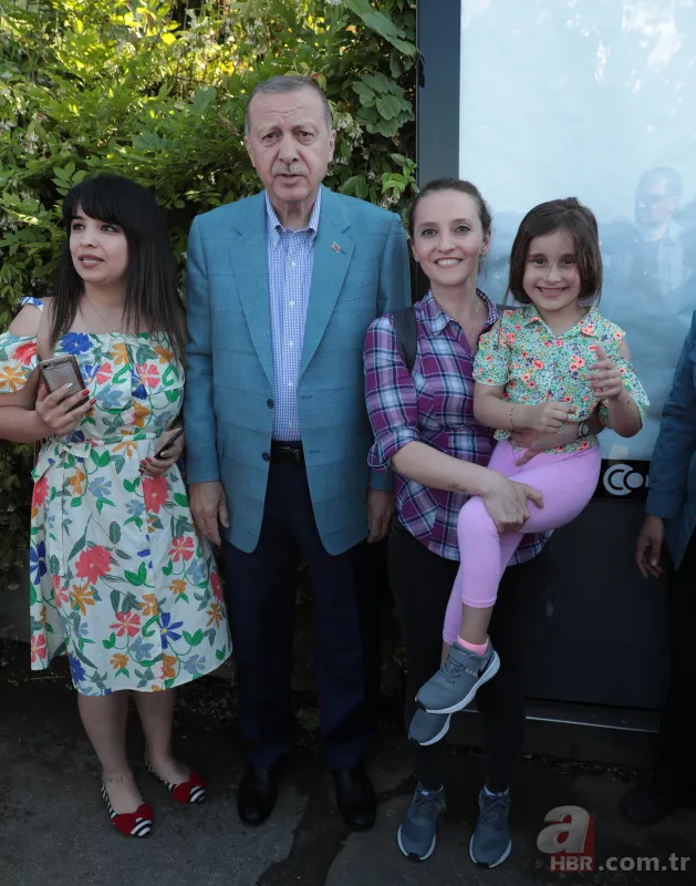 Başkan Erdoğan, 15 Temmuz Şehitler Makamı’nda vatandaşlarla sohbet ederek fotoğraf çektirdi 7