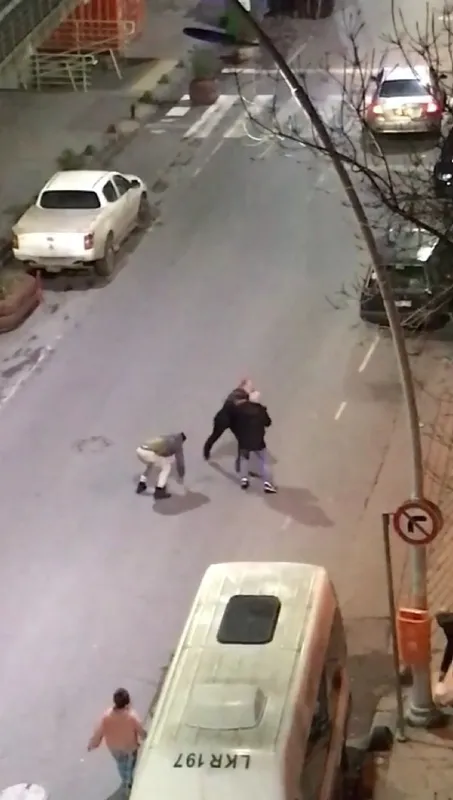 sultangazide-2-surucu-arasindaki-tartisma-kavgaya-donustu-yumruklar-konustu-1641105363574.jpg Sultangazi’de 2 sürücü arasındaki tartışma kavgaya dönüştü: Yumruklar konuştu - 1