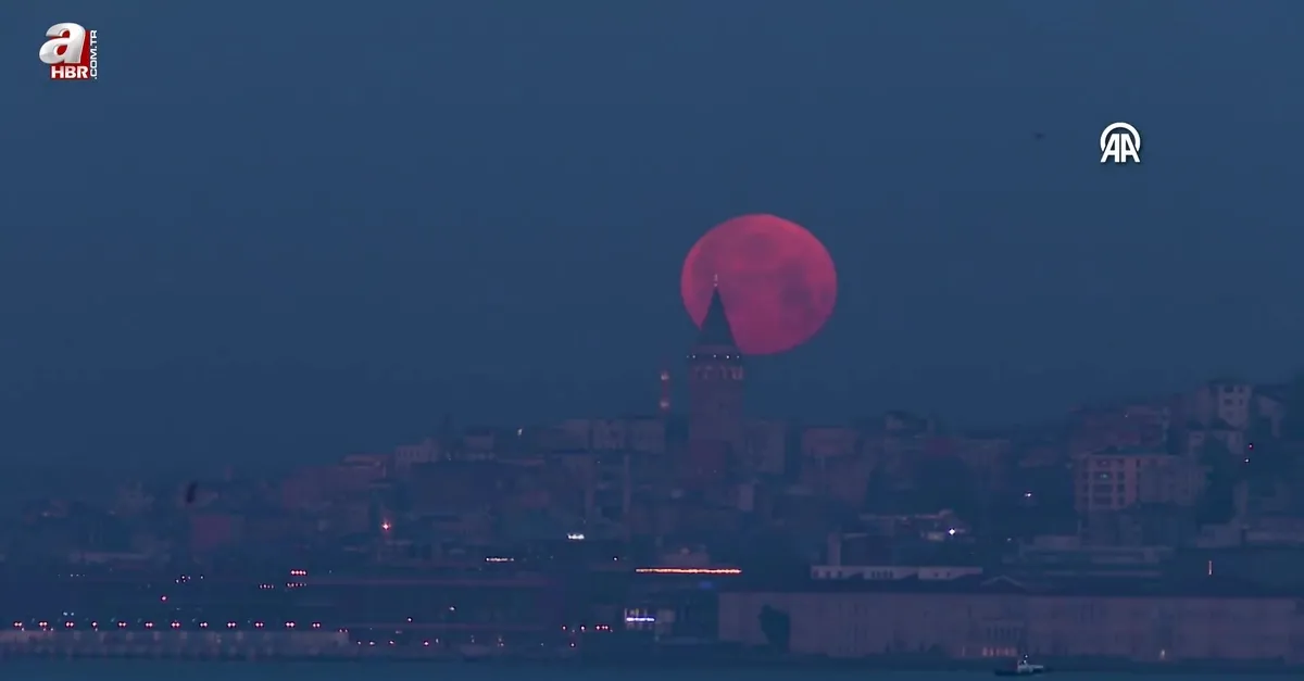 İstanbul'da dolunay! Galata Kulesi ile birlikte görüntülendi