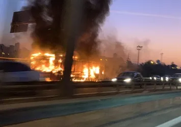 İstanbul TEM otoyolunda otobüs alev aldı!