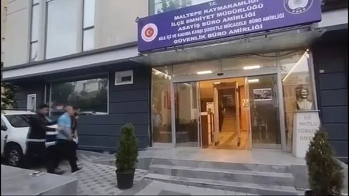 maltepede-mudurun-odasini-basti-kapiyi-kirmaya-calisti-1715363908387.jpeg Maltepe'de sinirlenen veli okulu birbirine kattı! Müdürün odasını bastı: Kapıyı kırmaya çalıştı - 6