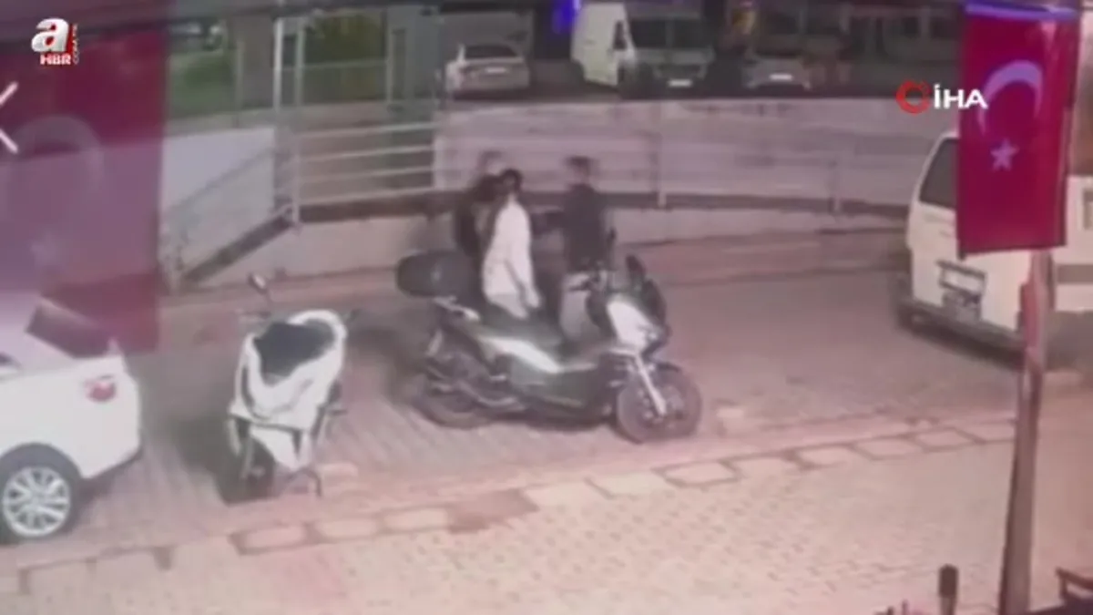 Sokakta tartıştığı kişilerin üzerine otomobil sürdü o anlar kamerada