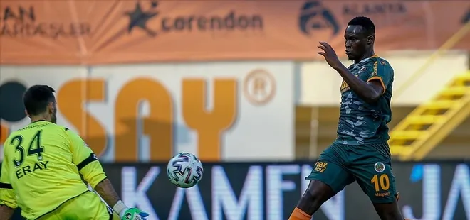 Alanyaspor’da flaş ayrılık! Golcü oyuncu Khouma Babacar ile yollar ayrıldı