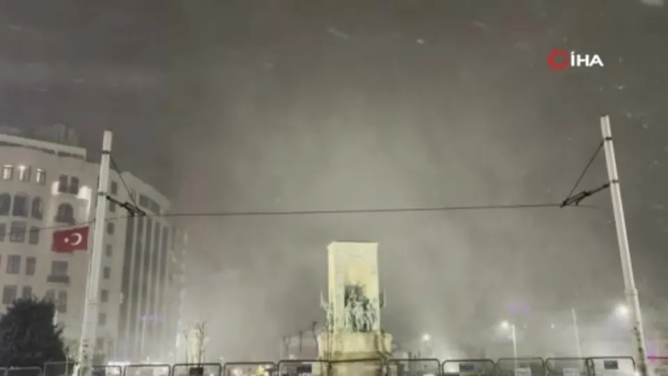 Taksim’de kar yağışı etkisini gösterdi