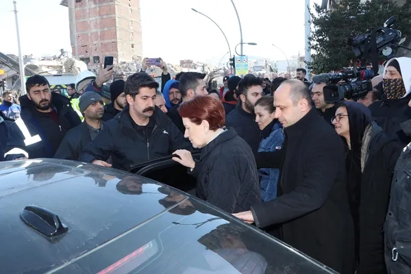 Meral Akşener’e tepki gösteren depremzedelere İYİ Partililerden küfür: Burası siyaset yeri değil