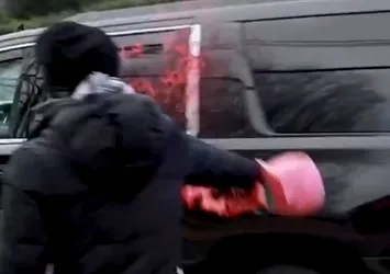 ABD Dışişleri Bakanı Blinken'ın aracına Gazze'de dökülen kanı temsilen kırmızı boya atıldı! "Savaş suçlusu" sloganları...