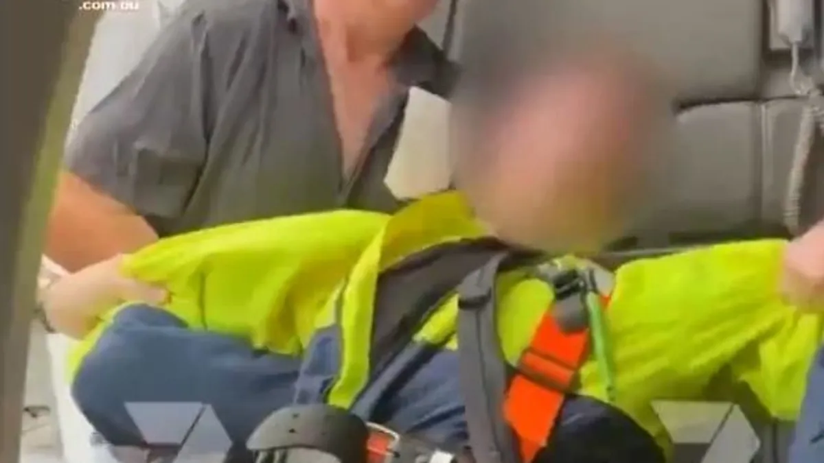 Uçakta pompalı tüfekli yolcu paniği! 17 yaşındaki şüpheli gözaltına alındı