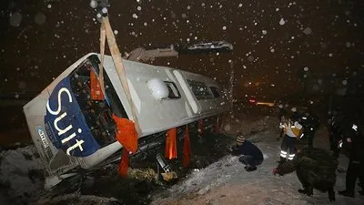 Yolcu otobüsünün şarampole devrildi! Ölü ve yaralılar var