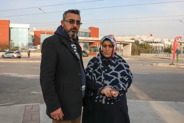 İzmir'de başörtülü kadına saldırı! Mağdurun ifadeleri ortaya çıktı: Siz dindar değil misiniz? Çocuk tecavüzcüleri... - 1