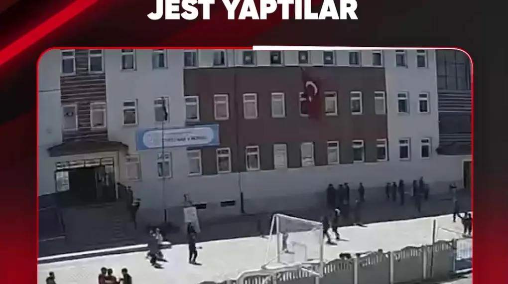 HARÇLIKLARIYLA POLİSLERE JEST YAPTILAR