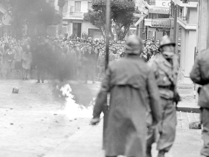 cezayirden-fransaya-somurgecilik-tokadi-suc-ilan-edildi-resmi-ozur-ve-tazminat-gundemde-1766642329840.jpg Fransız askerleri Cezayir topraklarında (AFP)
