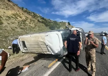 Elazığ'da köy minibüsü takla atıp yan yattı: 3'ü ağır 7 yaralı