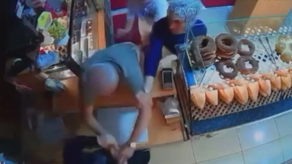 1789937135031.jpg Bağcılar'da vicdansızlığın böylesi! Kadın esnaf çocuklarının gözü önünde darbedildi - 2