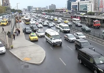 İstanbul'da yağışın etkisiyle trafik kilitlendi! Toplu taşıma kullanan vatandaşlar zor anlar yaşadı