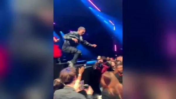Rapçi Slowthai sahnede seyirciye saldırdı