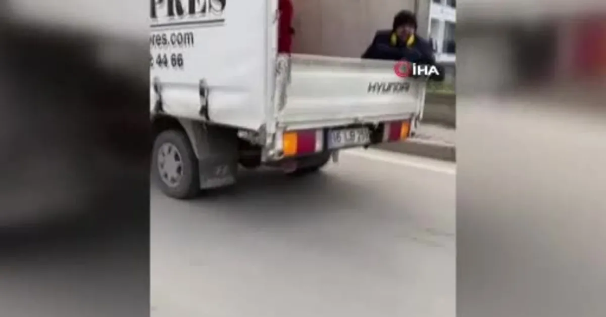 Köpeği kamyonetin arkasında sürükledi! O anlar kamerada