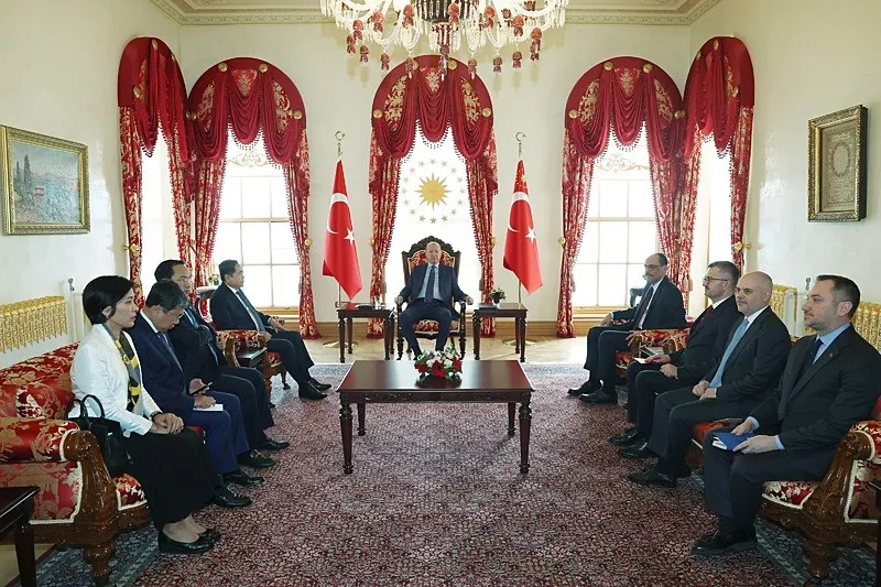 baskan-erdogandan-dolmabahce-ofisinde-pes-pese-kabul-1776343217553.jpeg (Foto: AA)