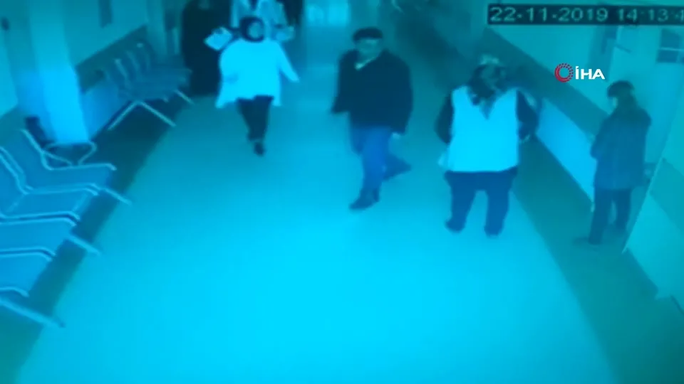 Öfkeli koca, doktora fırçayla saldırdı